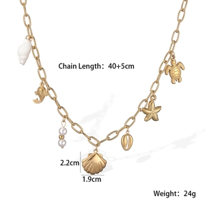 Detail view of 18K gold plated shell necklace with dimensions 40+5cm and shell pendant size