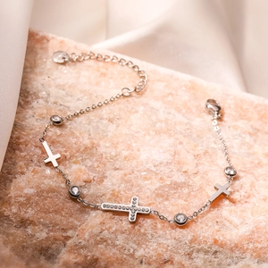 Bracciale con ciondolo a croce in argento e zirconi scintillanti su base di pietra rosa