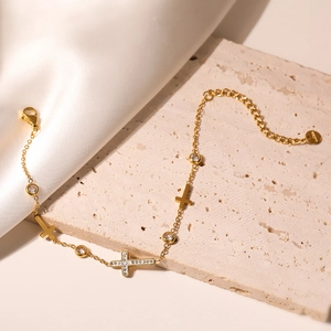 Elegante bracciale in acciaio inossidabile placcato oro con croce e zirconi