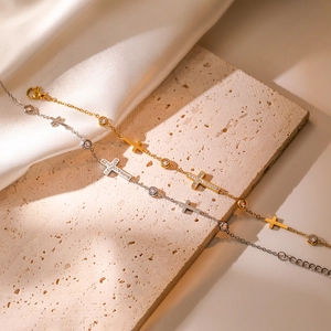 Bracciali a croce oro e argento con zirconi e chiusura a moschettone regolabile