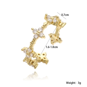 Detailed view of the 18K gold plated clover ring with zircons and size measurements