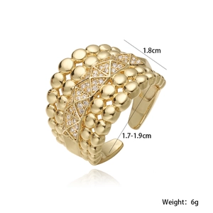 Détail de la bague large plaquée or 18 carats avec texture perlée et zircons cubiques