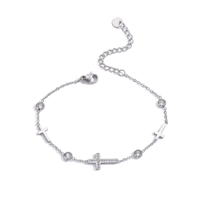 Dettaglio macro di un bracciale a croce in argento con zirconi cubici scintillanti