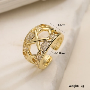 Vue macro d'une bague ouverte en X plaquée or 18K avec des détails en zircone