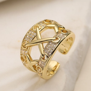 Bague ouverte moderne plaquée or 18 carats avec design croisé et zircons scintillants