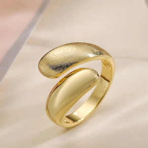 Détail d'une bague plaquée or 18 carats montrant les textures brossées et polies miroir