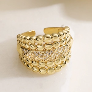Bague large plaquée or style bohème avec zircons triangulaires et design ouvert