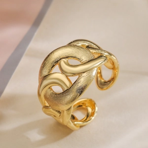 Vue macro de la bague tressée plaquée or 18K avec finition mate et miroir polie