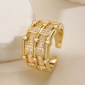Bague large ajourée plaquée or 18K avec zircons et design architectural luxueux