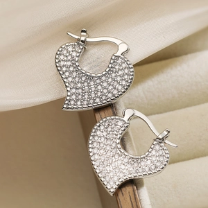 Boucles d'oreilles cœur plaquées or 18 carats avec zircons sur tissu en soie