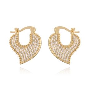 Vue macro des boucles d'oreilles cœur en plaqué or 18K avec des zircons étincelants