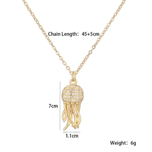 Vue détaillée des dimensions du pendentif méduse doré orné de cristaux blancs