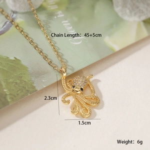 Détail du pendentif pieuvre doré avec zircons et spécifications de la chaîne
