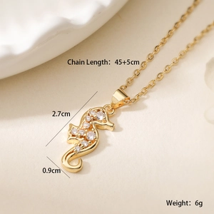 Détail du pendentif hippocampe doré de 2,7 cm avec pierres blanches et les dimensions