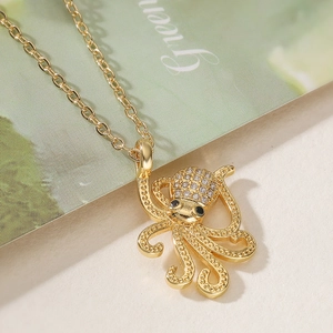 Collier avec pendentif poulpe plaqué or orné de zircons blancs et d'yeux noirs brillants