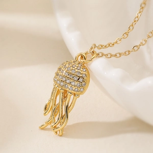 Collier élégant avec pendentif méduse dorée serti de zircons brillants sur chaîne fine