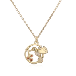 Detail eines 18K Goldvogel-Anhängers mit Zirkonia und orangefarbenen Edelsteinen