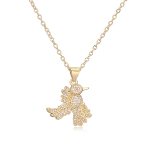 Elegante 18K vergoldete Kolibri Halskette mit funkelnden weißen und rosa Zirkonia Steinen