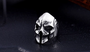 Primer plano macro de un anillo de casco espartano vintage en acero inoxidable