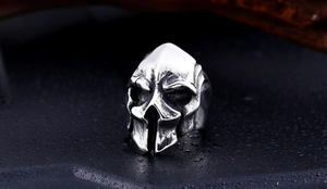 Primer plano del anillo de guerrero espartano en acero inoxidable con acabado vintage