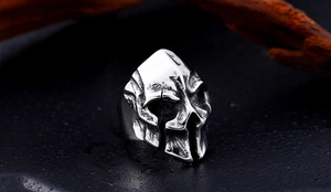 Primer plano detallado del anillo de casco espartano con textura de metal antiguo