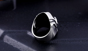 Vista macro de anillo espartano de acero vintage con patrones de alas en relieve gótico