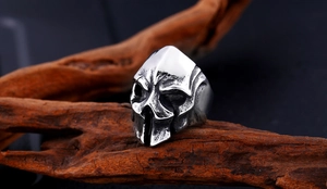 Primer plano del anillo casco espartano de acero inoxidable con textura detallada y acabado retro