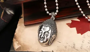 Pendentif tête de Bouddha rétro en argent avec gravures sur fond de style vintage