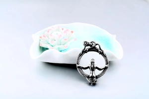 Macro-opname van vintage zilveren magische spiegelhanger met gotische slang en details