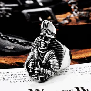 Anello Retrò Punk in Acciaio Inossidabile con Teschio Papa per Uomo Croce Rovesciata Gotico Religioso Argento Biker Anello