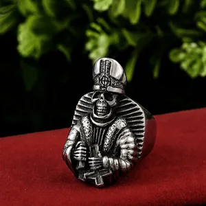 Anello punk gotico in acciaio inox con teschio e corona papale su velluto rosso vivo
