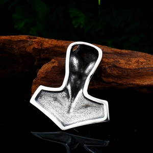 Pendentif Marteau de Thor viking avec torse féminin en acier inoxydable vintage