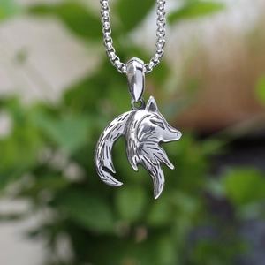 Vintage stainless steel wolf head pendant necklace with intricate engraved fur textures