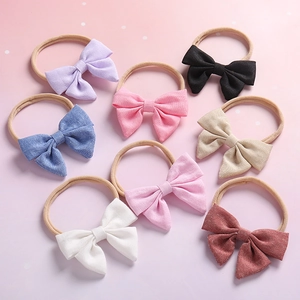 Détail de 8 bandeaux pour bébés avec nœuds en lin et élastiques en nylon doux de couleurs variées