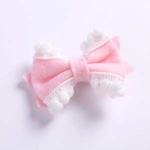 Barrette nœud en feutre rose pour fille avec bordure tressée blanche et pompons doux