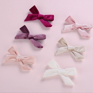 Detalle de pinzas para el cabello con lazo de terciopelo en seis colores pastel elegantes