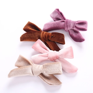 Set de cuatro pinzas para el pelo con lazo de terciopelo en colores lila, marrón y rosa