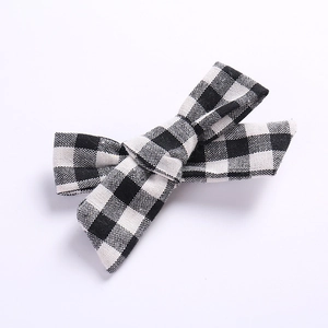 Barrette à cheveux à nœud vichy noir et blanc faite à la main pour filles sur fond blanc