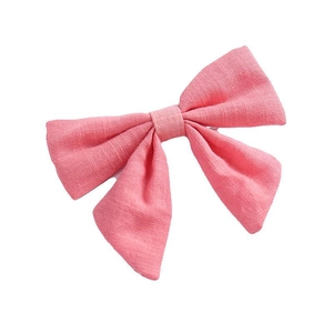 Pince à cheveux nœud papillon en lin rose pour filles avec texture tissée sur fond blanc