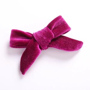 Detalle de primer plano del lazo de terciopelo magenta oscuro con textura suave y brillo