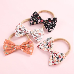 Lot de 4 bandeaux bébé avec nœuds floraux et bandes élastiques en nylon doux et confortables