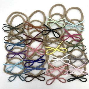 Lot détaillé de bandeaux bébé en nylon élastique avec nœuds en daim multicolores