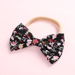 Détail du bandeau fleuri pour bébé avec bande en nylon élastique et tissu en coton doux