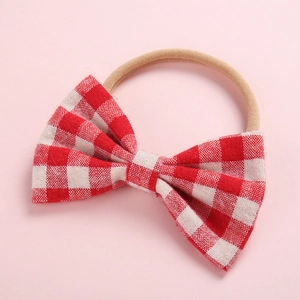 Détail du nœud à carreaux rouge et blanc pour bébé avec bandeau en nylon souple