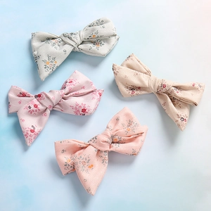 Lot de quatre barrettes à fleurs vintage en velours côtelé vert pastel, rose et beige