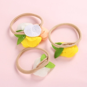 Vue détaillée de trois bandeaux de roses en tissu faits main en jaune, blanc et pêche