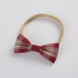 Détail du nœud à carreaux rouge et beige en coton et lin avec bandeau en nylon souple