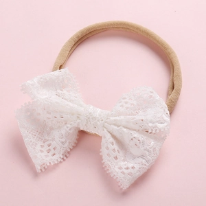 Bandeau bébé en nylon souple avec nœud en dentelle blanche sur fond rose pour nourrissons