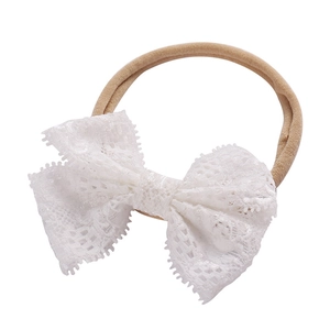 Bandeau bébé en nylon souple avec élégant nœud en dentelle blanche et broderie fine