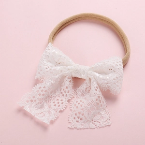 Bandeau bébé mignon avec un nœud en dentelle blanche et un élastique en nylon doux